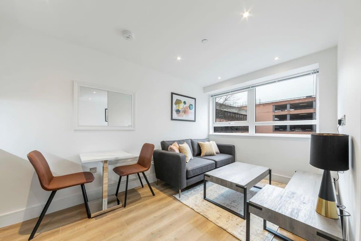 Spacious And Bright Studio In East Grinstead Exterior photo